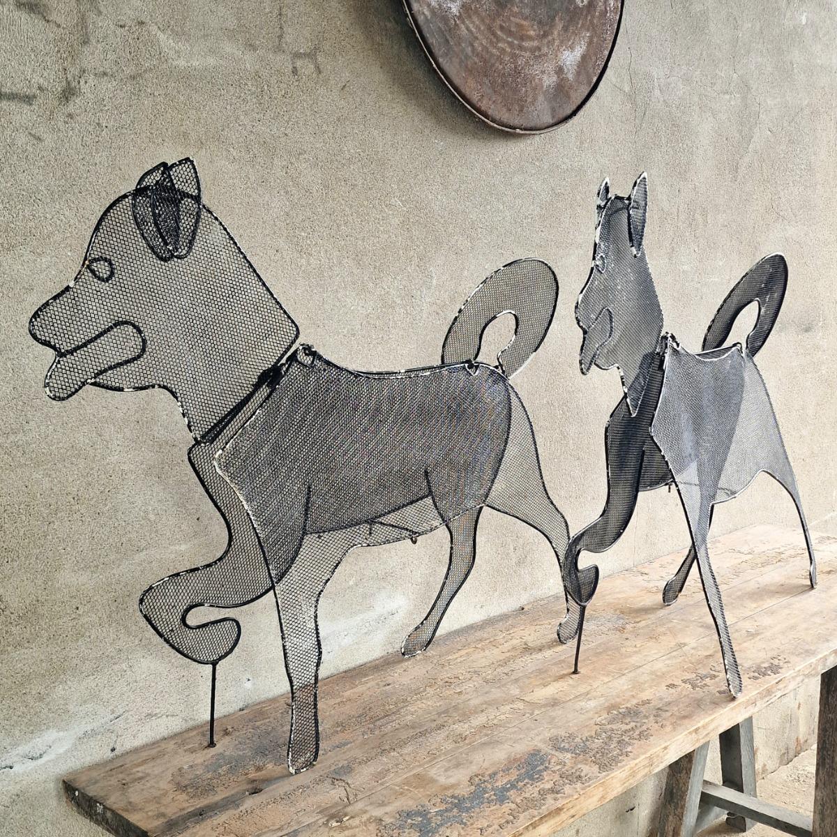 2 foldable metal dogs