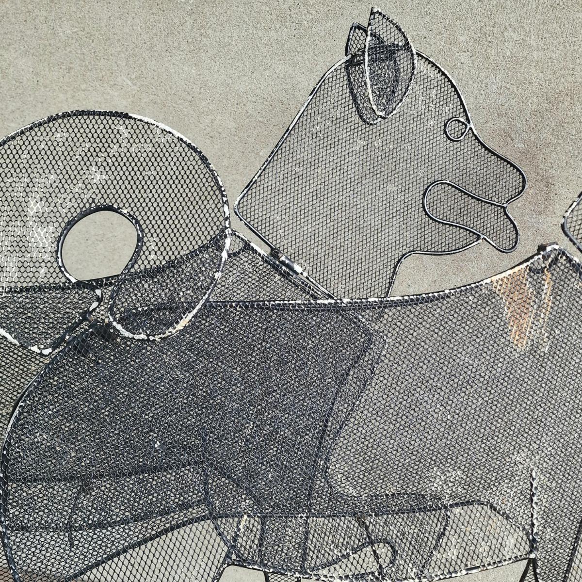 2 foldable metal dogs