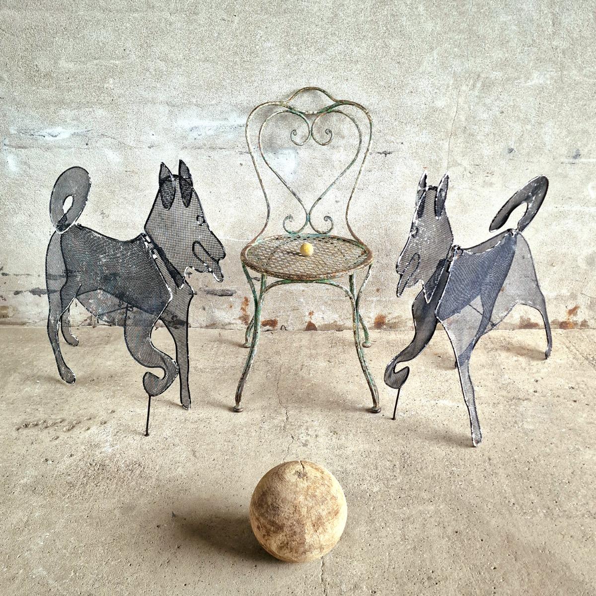2 foldable metal dogs