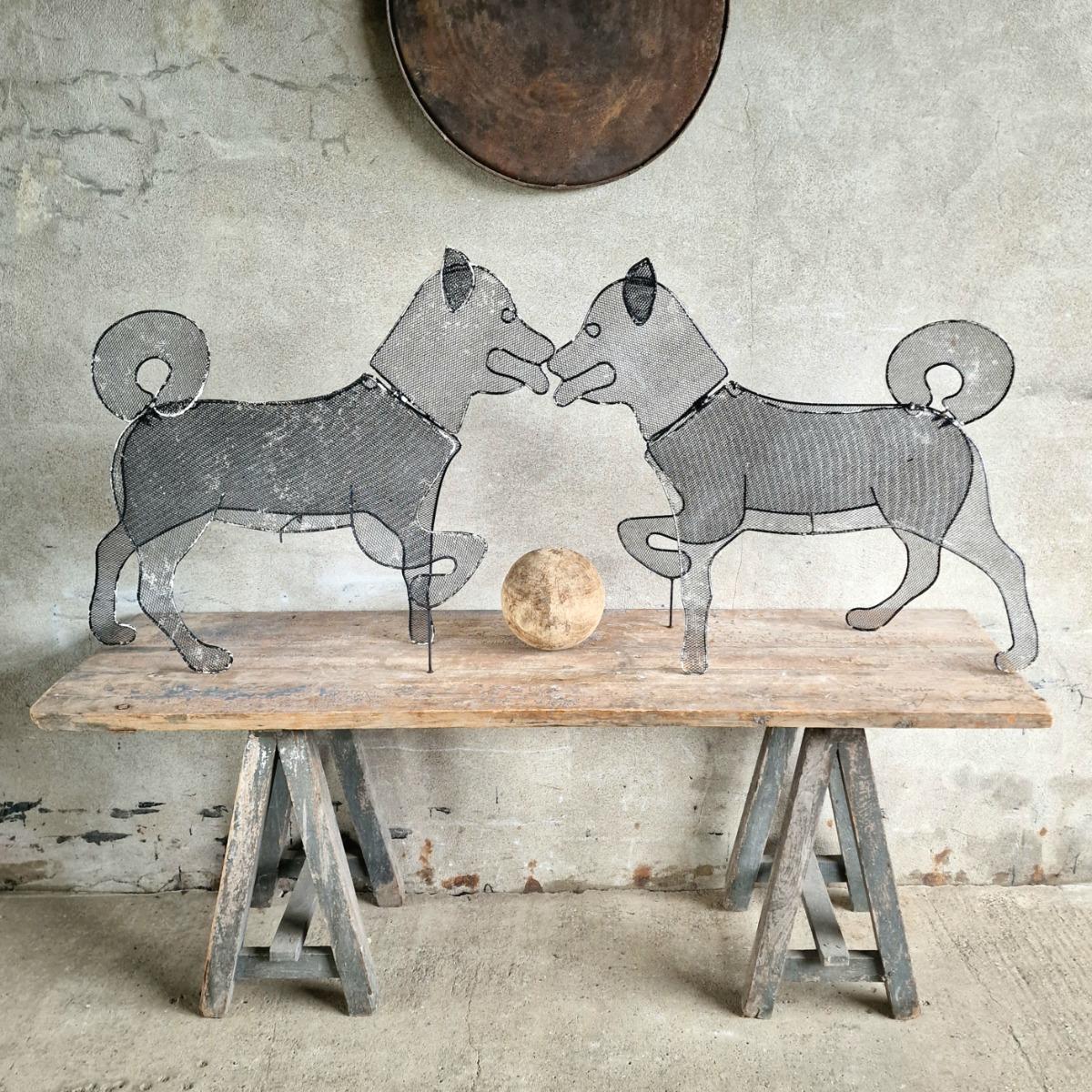 2 foldable metal dogs