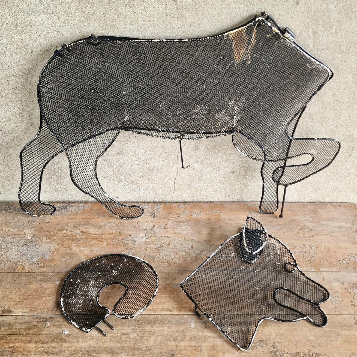 2 foldable metal dogs
