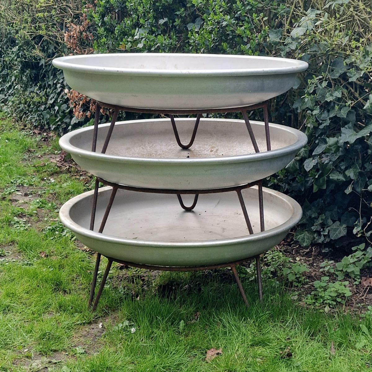 3 aluminum planters on base