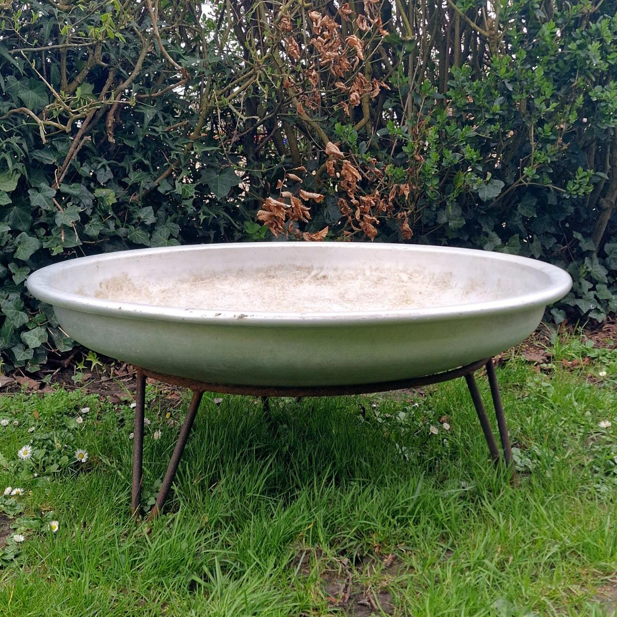 3 aluminum planters on base