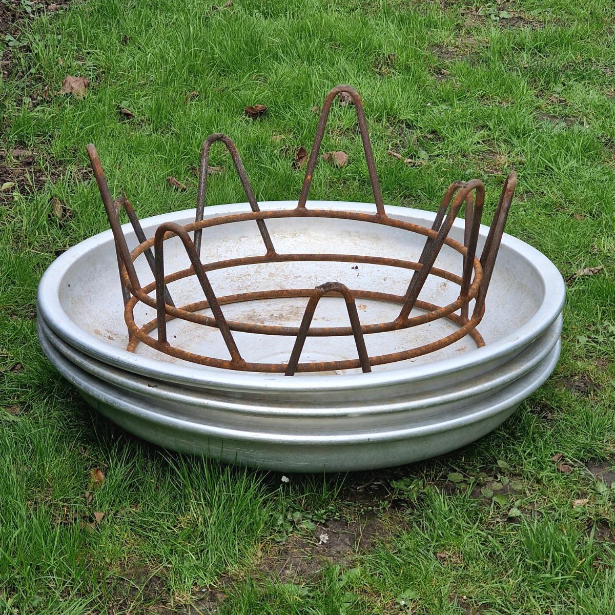 3 aluminum planters on base