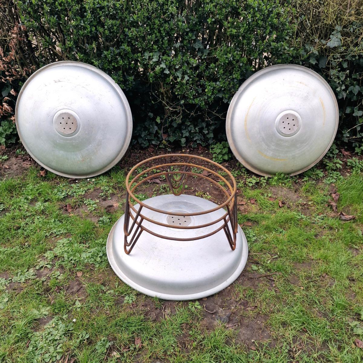 3 aluminum planters on base