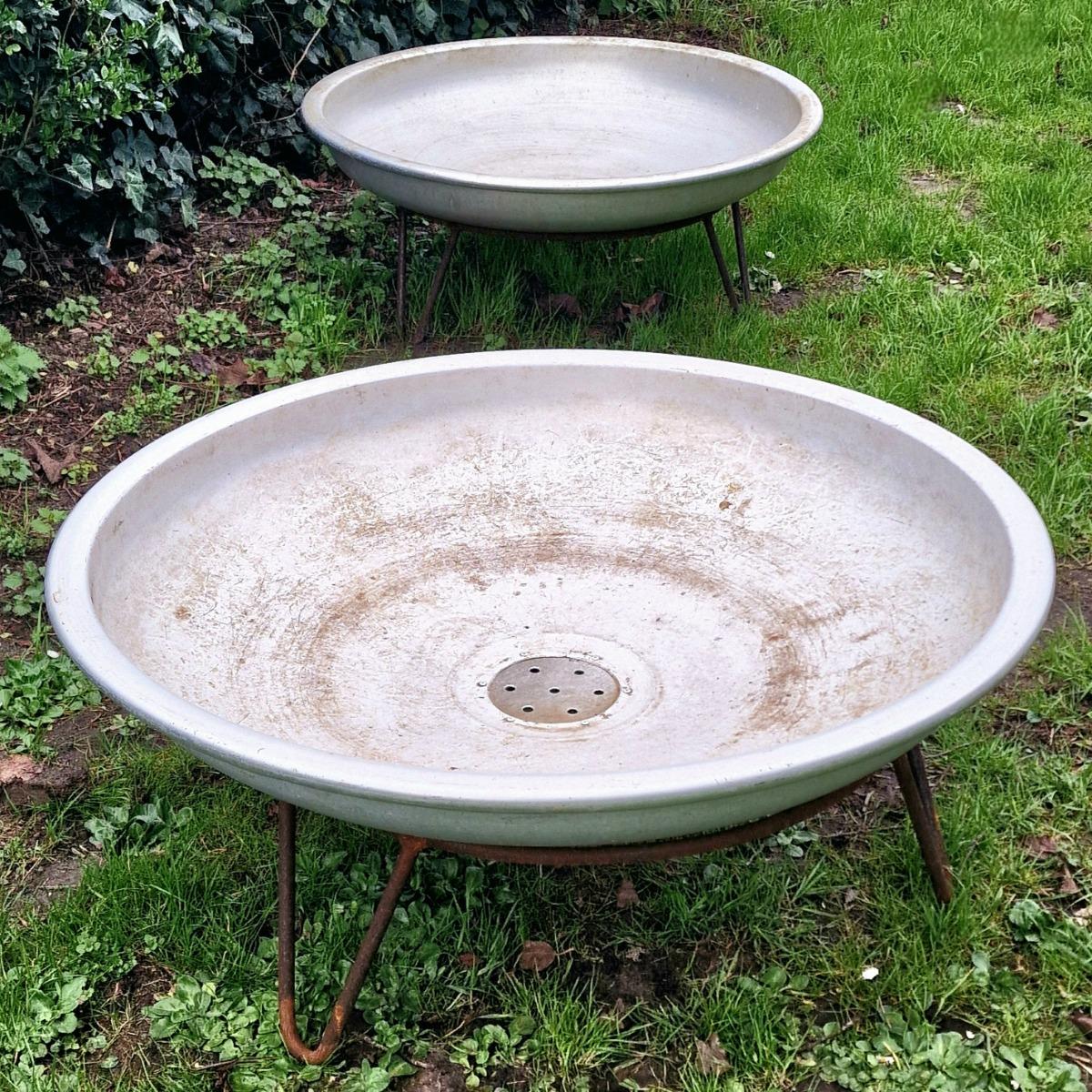 3 aluminum planters on base