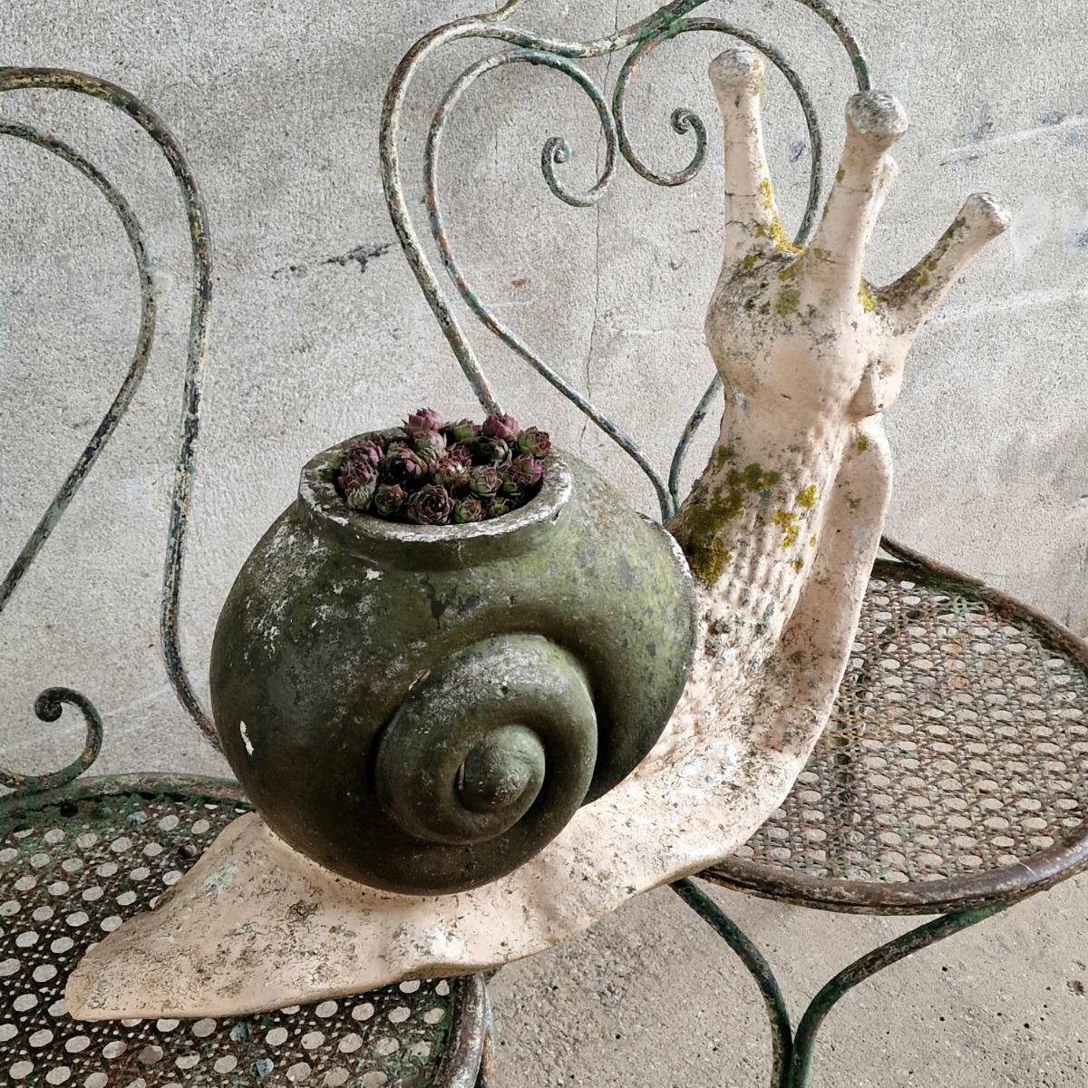 Cast stone escargot