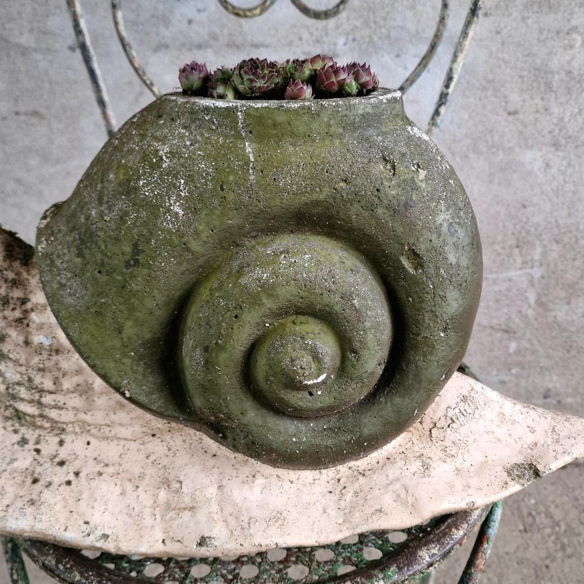 Cast stone escargot