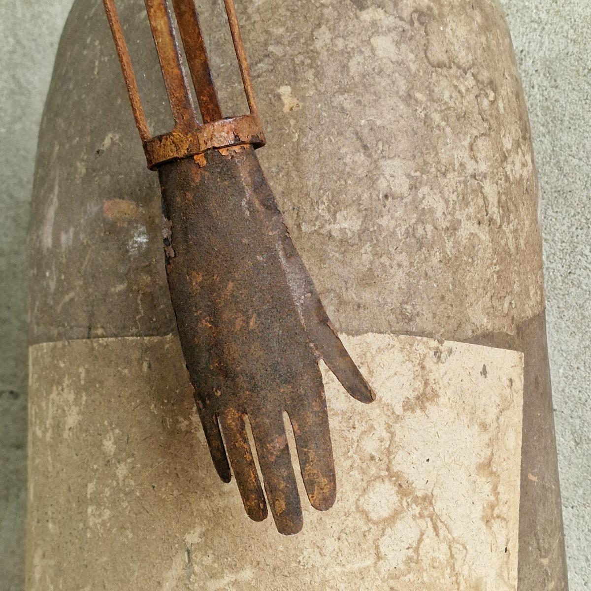 Enigmatic ladies mannequin