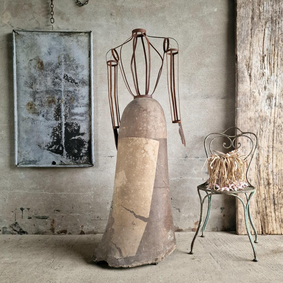 Enigmatic ladies mannequin