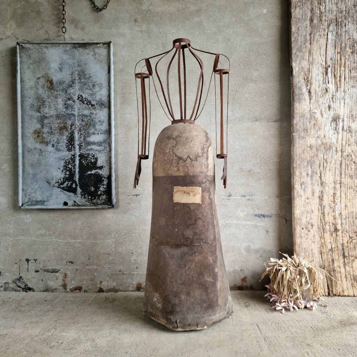 Enigmatic ladies mannequin