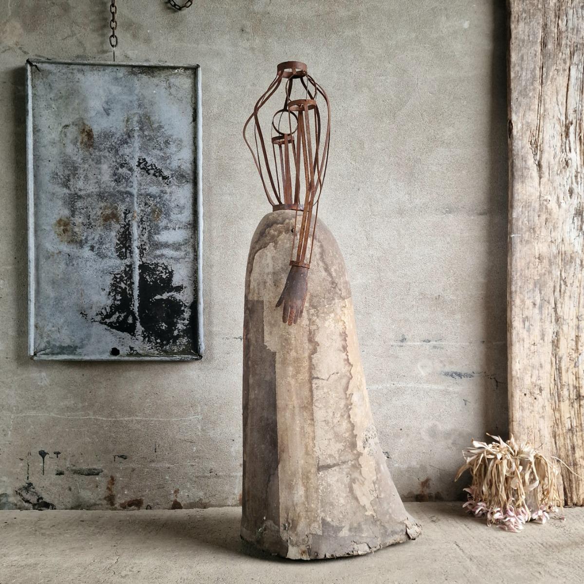 Enigmatic ladies mannequin