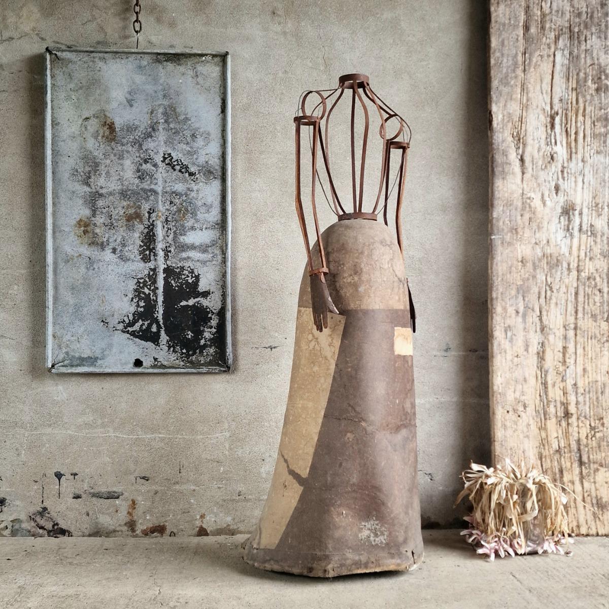 Enigmatic ladies mannequin