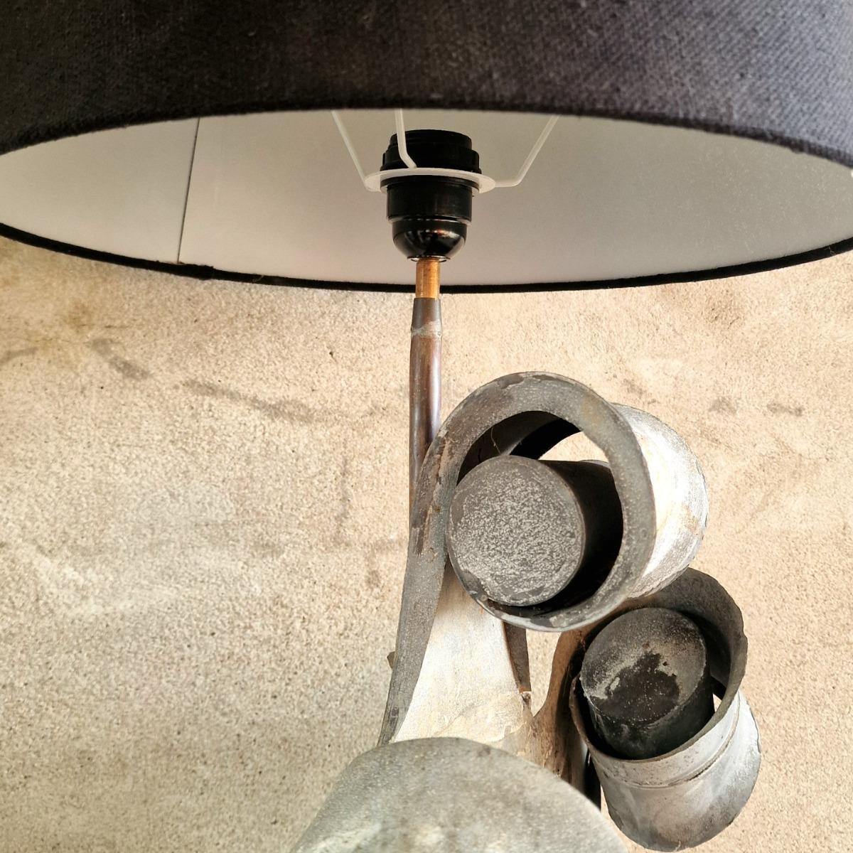 Enigmatic zinc lamp