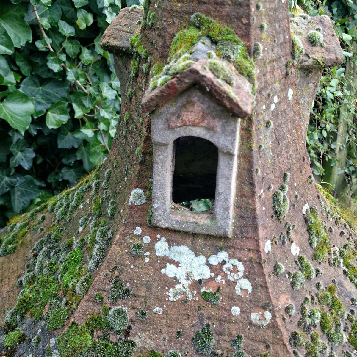 Faux-bois bird feeder