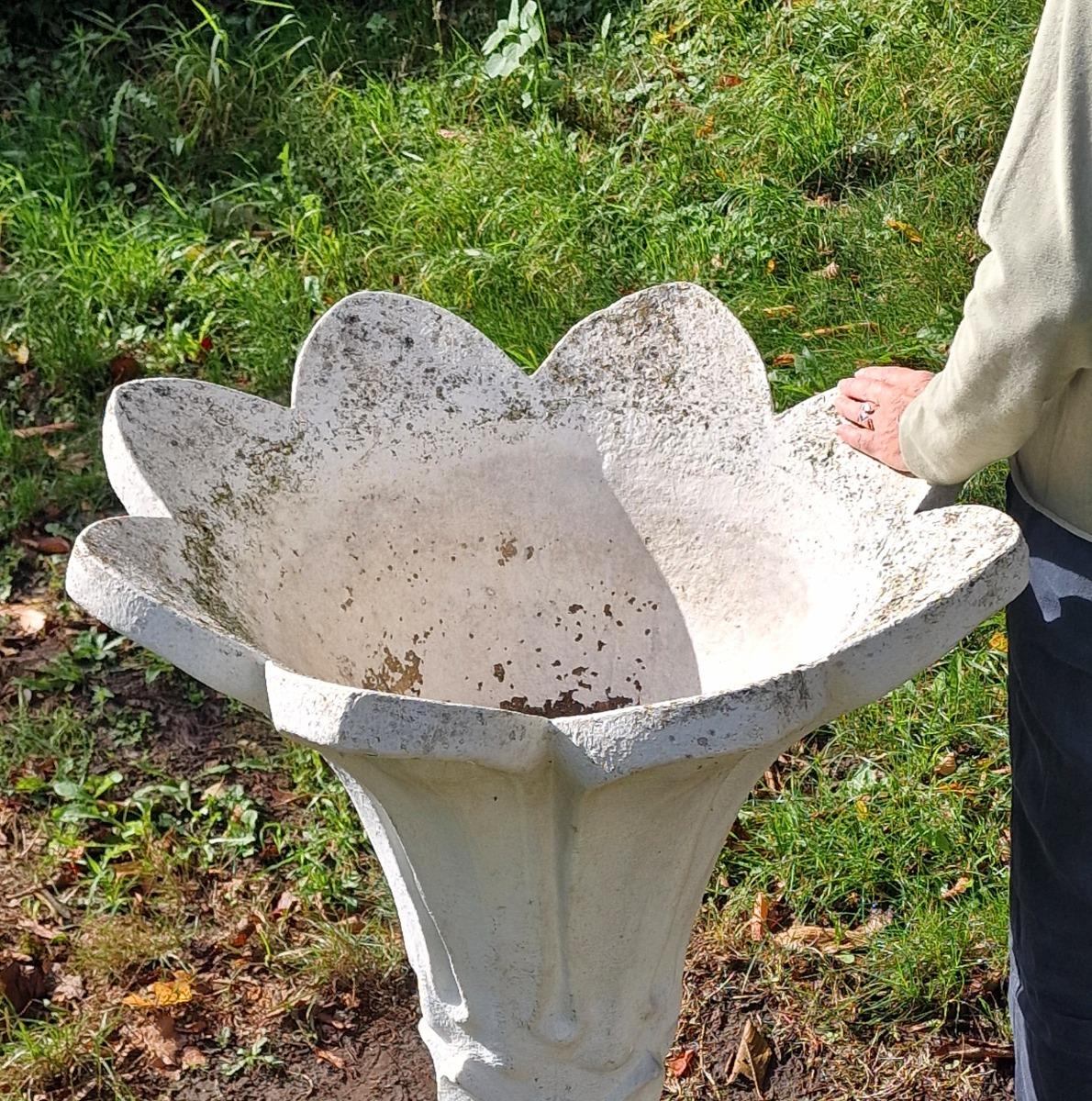 Flower shaped planter