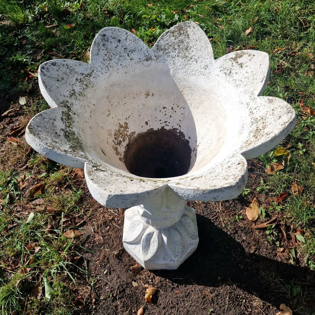 Flower shaped planter