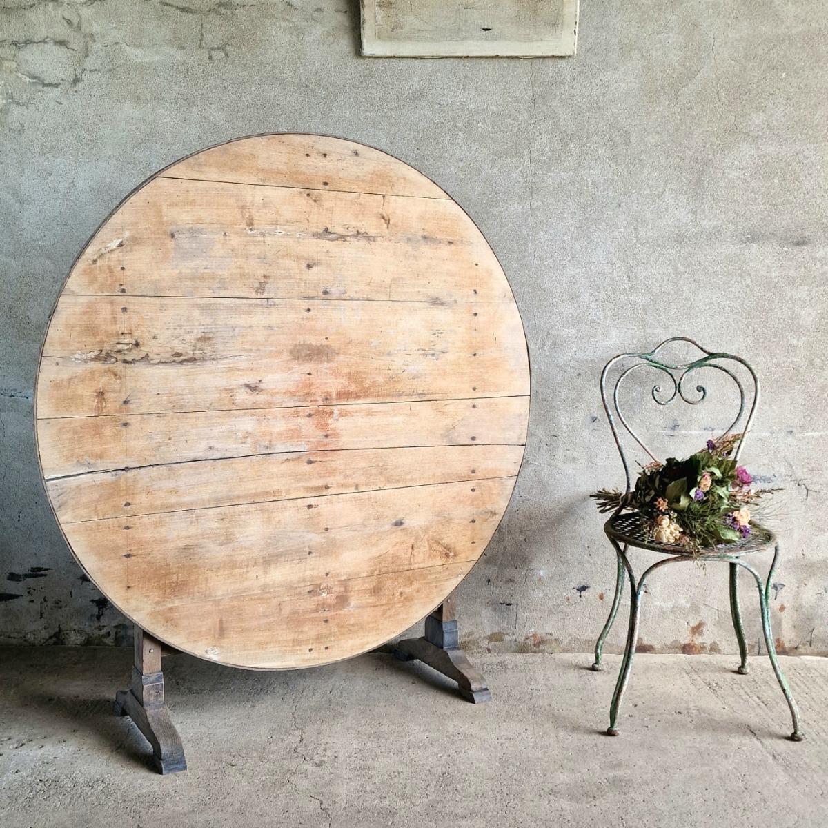 Folding wine tasting table