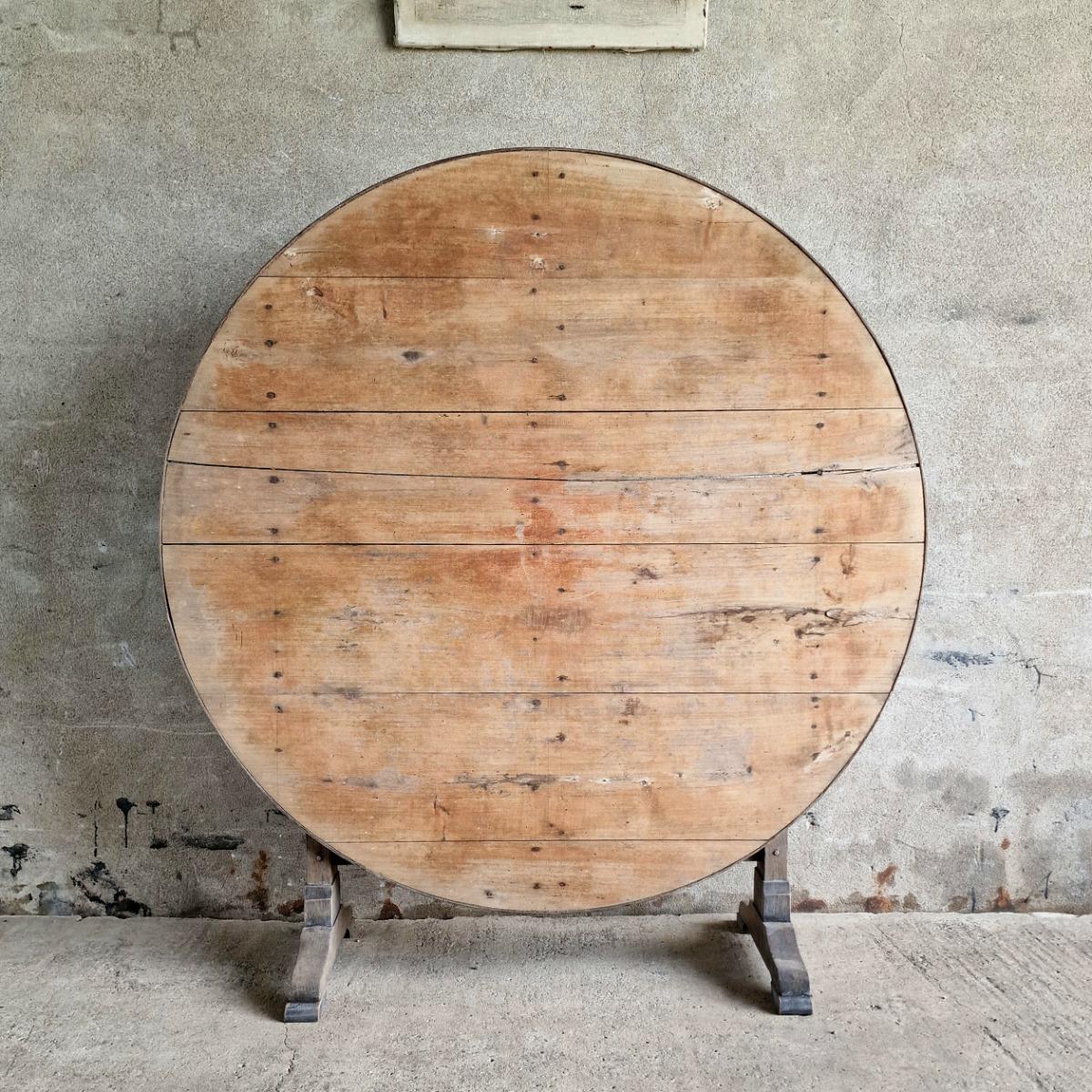 Folding wine tasting table