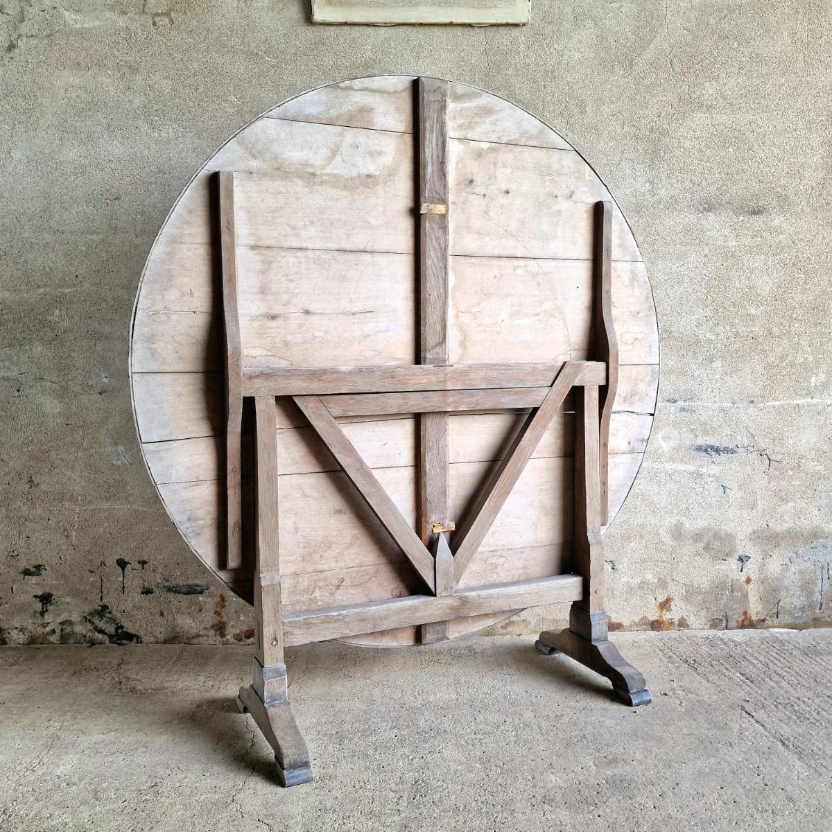 Folding wine tasting table