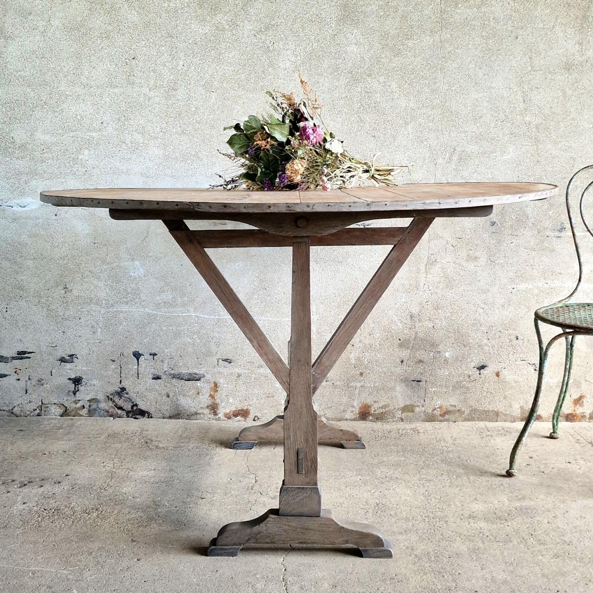 Folding wine tasting table