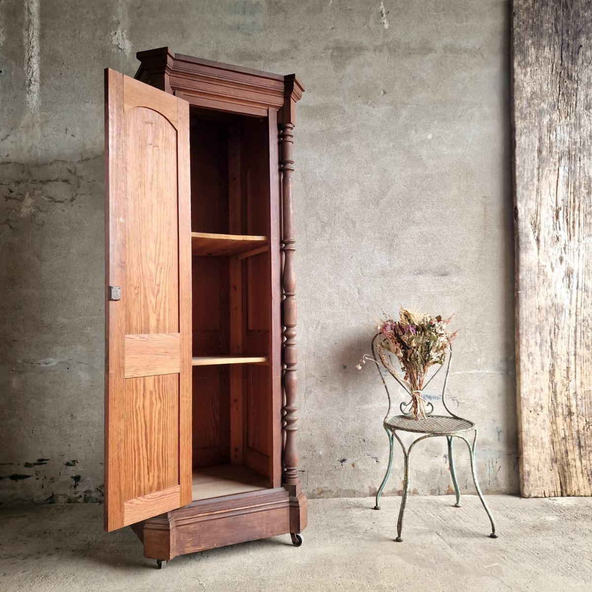 High plinth with door