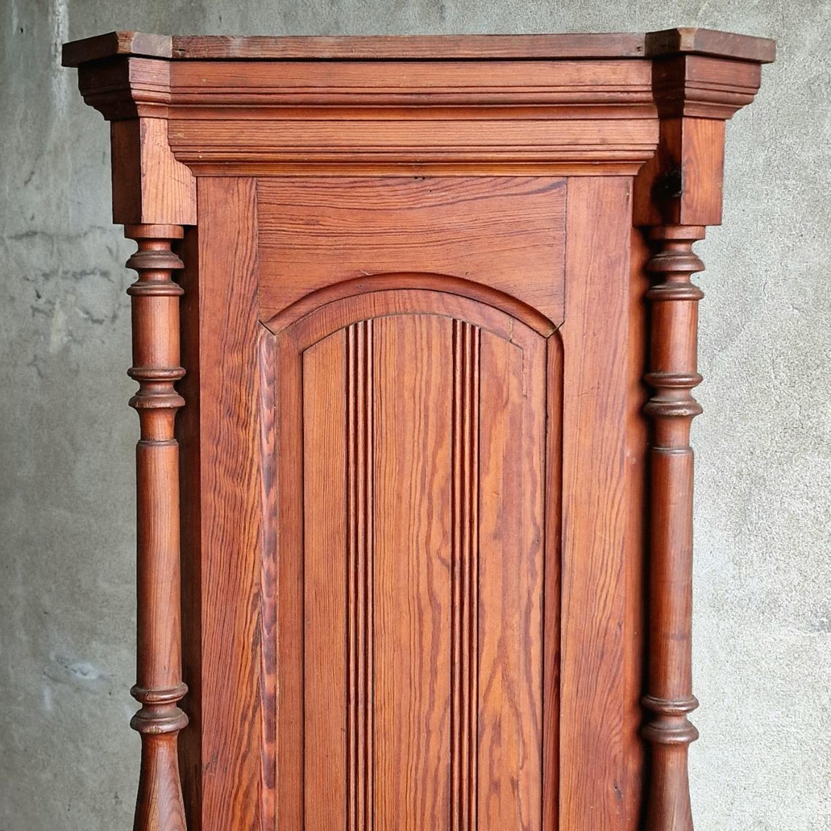 High plinth with door