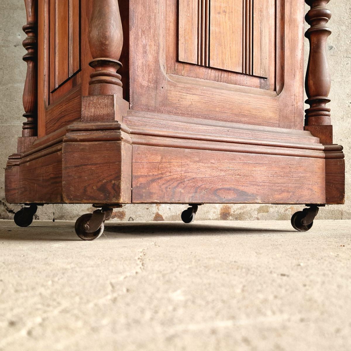 High plinth with door