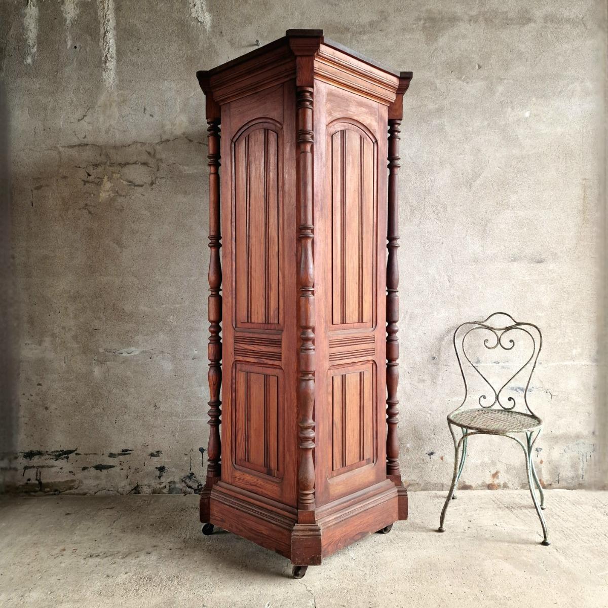 High plinth with door