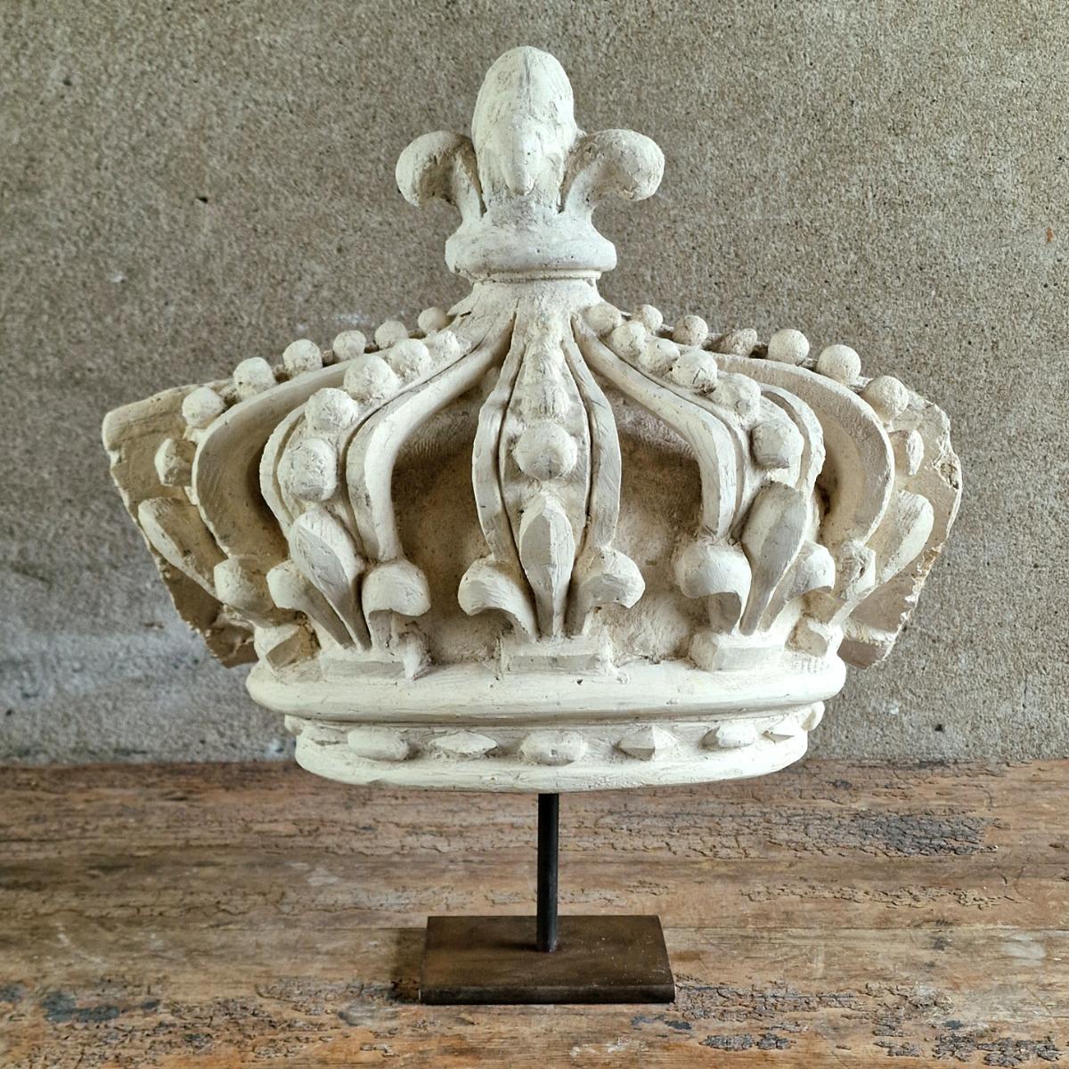 Mounted plaster crown