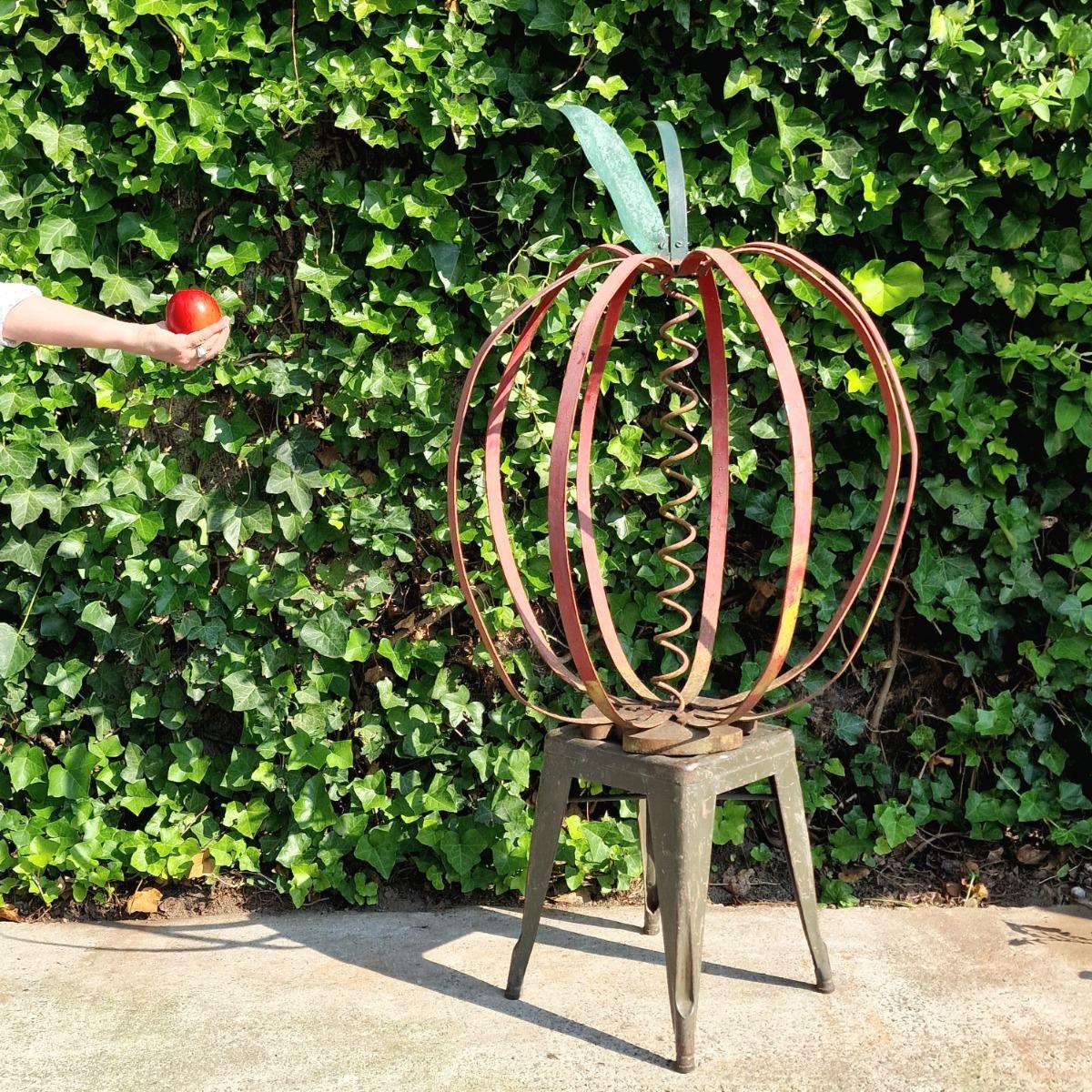 Oversized linear apple