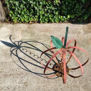Oversized linear apple
