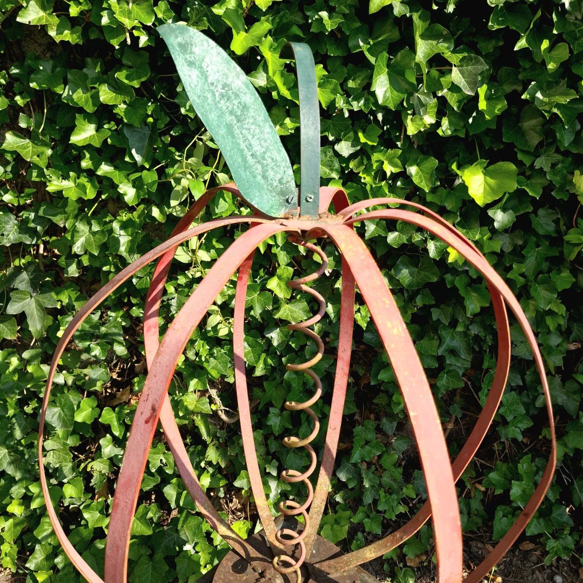 Oversized linear apple
