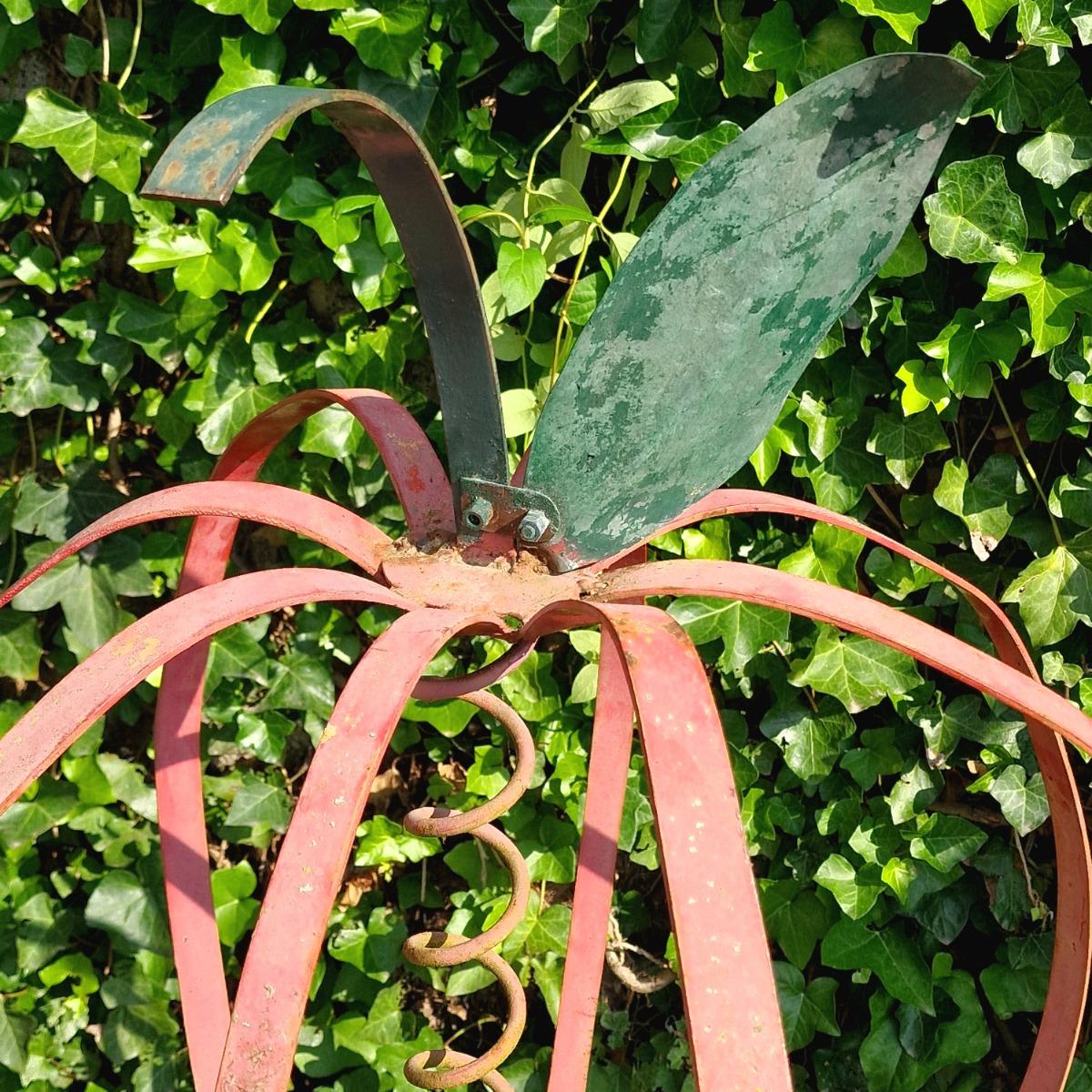 Oversized linear apple