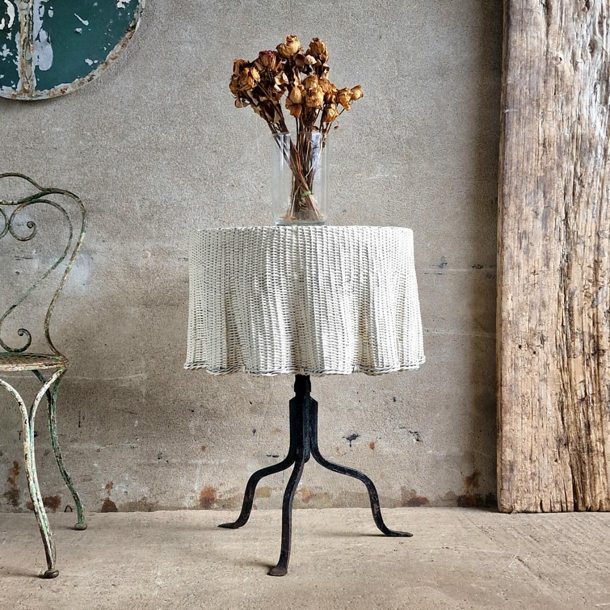 Trompe L'oeil wicker table