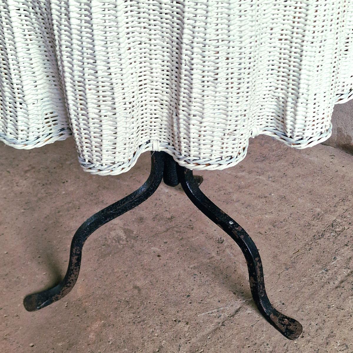 Trompe L'oeil wicker table